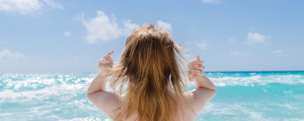 7 consejos de protección solar para tu cabello (¡Sí, tu cabello!)