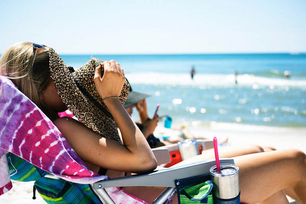 ¿Puedes (y deberías) broncearte mientras usas protector solar?